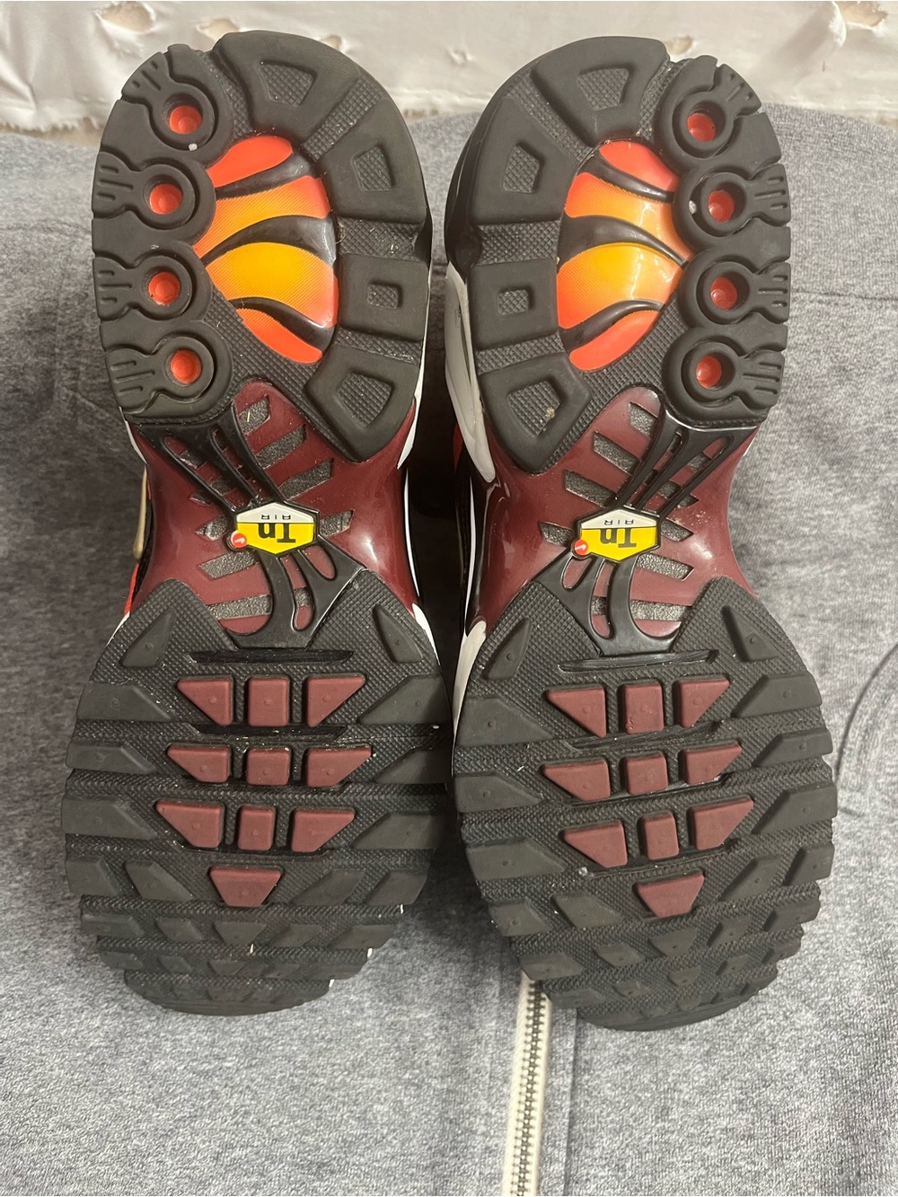 Nike sisterhood Women’s Gradient Red Air Max Sneakers with Gold Swoosh size 8 - Picture 9 of 9